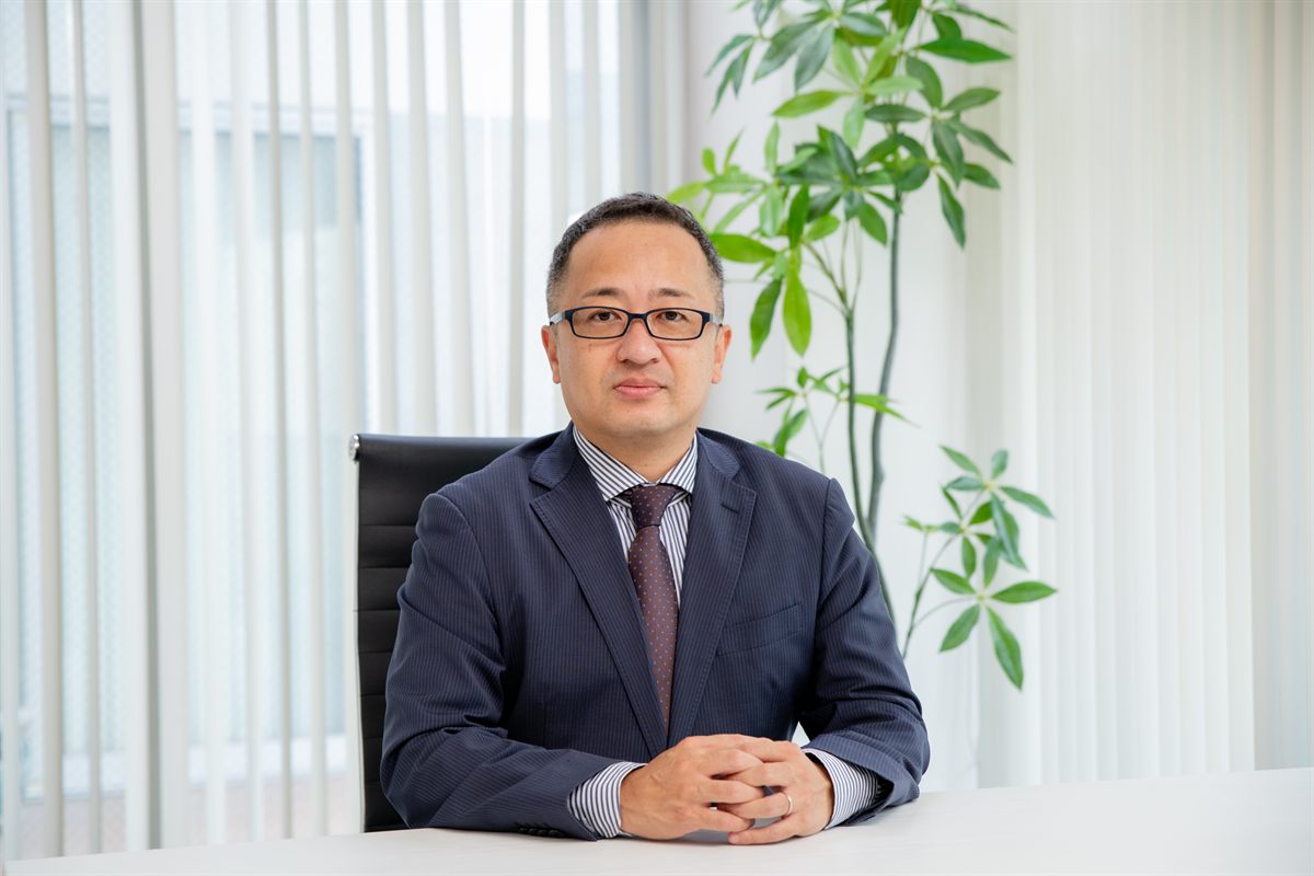 会議のテーブルで、相手の話を聞いているところ